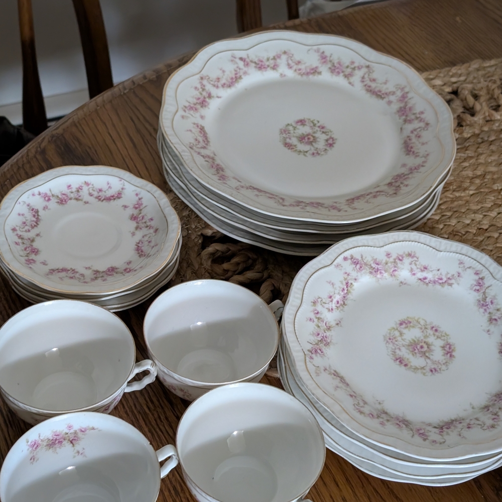Elegant Floral Dinnerware Set